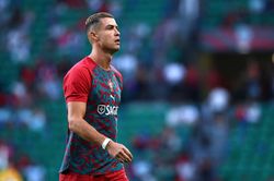 Ronaldo chớp mắt kiếm đủ tiền nộp phạt, bị đ&igrave;nh chỉ vẫn ra s&acirc;n đủ số trận