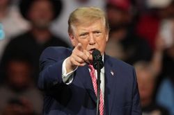 &Ocirc;ng Trump từng cảnh b&aacute;o Tổng thống Ph&aacute;p 'đ&oacute;ng cửa bi&ecirc;n giới'