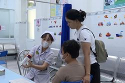 Sau ch&ugrave;m ca n&atilde;o m&ocirc; cầu tại TP.HCM, người d&acirc;n đổ x&ocirc; đi ti&ecirc;m vaccine