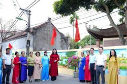 Phụ nữ x&atilde; Ph&ugrave; Đổng gắn biển c&aacute;c c&ocirc;ng tr&igrave;nh thi đua S&aacute;ng -Xanh -Sạch-Đẹp