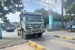 Phường Sơn T&acirc;y: Lực lượng chức năng kiểm so&aacute;t, xử l&yacute; xe chở đất g&acirc;y &ocirc; nhiễm m&ocirc;i trường
