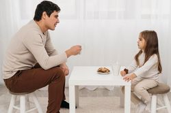 4 c&aacute;ch nu&ocirc;i dạy con khiến cha mẹ về gi&agrave; dễ c&ocirc; đơn