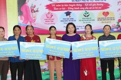 Phụ nữ Kh&aacute;nh H&ograve;a g&oacute;p y&ecirc;u thương, tiếp sức trẻ mồ c&ocirc;i v&agrave; hội vi&ecirc;n kh&oacute; khăn