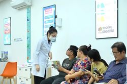 C&uacute;m A v&agrave;o m&ugrave;a dịch: Những đối tượng n&agrave;o dễ biến chứng nặng, c&oacute; cần ti&ecirc;m nhắc lại vaccine kh&ocirc;ng?