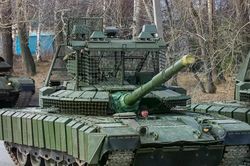 Đ&ograve;n tấn c&ocirc;ng ch&iacute;nh x&aacute;c từ c&aacute;ch xa 9 km l&agrave; l&yacute; do khiến T-80BVM nhận biệt danh 'S&aacute;t thủ'