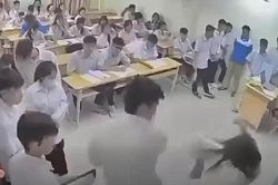 H&agrave; Nội: Bắt khẩn cấp nam sinh đ&aacute;nh c&ocirc; gi&aacute;o ngay trong lớp học