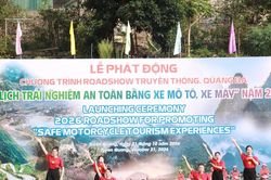 Tuy&ecirc;n Quang: 100 xe m&ocirc; t&ocirc;, xe m&aacute;y quảng b&aacute; du lịch an to&agrave;n tr&ecirc;n Cao nguy&ecirc;n đ&aacute; Đồng Văn