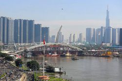 Cầu đi bộ qua s&ocirc;ng S&agrave;i G&ograve;n trước thời khắc hợp long