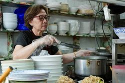 Qu&aacute;n ăn nổi tiếng khu chợ Bến Th&agrave;nh đ&oacute;ng cửa sau 40 năm