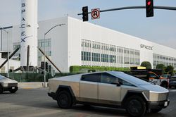 V&igrave; sao tỷ ph&uacute; Elon Musk muốn s&aacute;p nhập SpaceX v&agrave; Tesla?