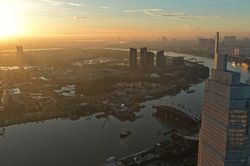 'L&aacute; dừa th&eacute;p' 3.400 tấn kh&eacute;p nhịp giữa b&igrave;nh minh S&agrave;i G&ograve;n