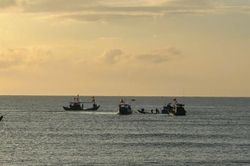 Quảng Trị:T&agrave;u c&aacute; ch&igrave;m gần cửa Ro&ograve;n, 4 ngư d&acirc;n tự bơi v&agrave;o bờ