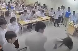 Khi nắm đấm xuất hiện tr&ecirc;n bục giảng