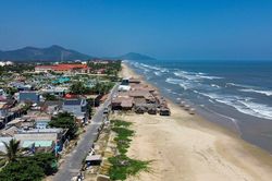 Vịnh đẹp thế giới ở Huế bị 'bôi bẩn' không gian biển