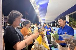 50 gian h&agrave;ng OCOP thanh ni&ecirc;n kết nối giao thương, mở rộng thị trường