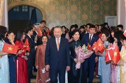 [Ảnh] Tổng B&iacute; thư, Chủ tịch nước v&agrave; Phu nh&acirc;n gặp cộng đồng người Việt Nam tại Đan Mạch, Iceland v&agrave; Nam Thụy Điển
