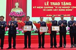 V&ugrave;ng Cảnh s&aacute;t biển 2 tặng Kỷ niệm chương 'V&igrave; sự nghiệp c&ocirc;ng t&aacute;c tổ chức x&acirc;y dựng Đảng'