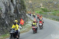 Tuy&ecirc;n Quang quảng b&aacute; du lịch trải nghiệm an to&agrave;n bằng xe m&ocirc;-t&ocirc;, xe m&aacute;y
