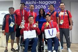 Bộ trưởng Văn h&oacute;a, Thể thao v&agrave; Du lịch ch&uacute;c mừng tấm Huy chương V&agrave;ng đầu ti&ecirc;n của Thể thao người khuyết tật Việt Nam