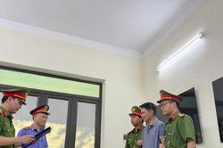 Khởi tố người cha bị c&aacute;o buộc h&agrave;nh hạ hai con g&aacute;i ruột