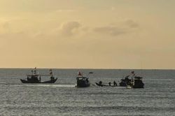 T&agrave;u c&aacute; gặp nạn tr&ecirc;n biển, 4 ngư d&acirc;n bơi v&agrave;o bờ an to&agrave;n