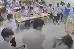 Bắt giữ khẩn cấp nam sinh t&aacute;c động c&ocirc; gi&aacute;o ngay trong lớp học