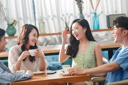 Lợi ích sức khỏe ít ai ngờ khi nói chuyện phiếm
