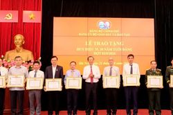 Trao Huy hiệu Đảng cho 10 đảng vi&ecirc;n thuộc Đảng bộ Bộ GD&ĐT