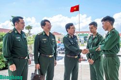 Đo&agrave;n kiểm tra của Đảng ủy Bộ đội Bi&ecirc;n ph&ograve;ng kiểm tra việc thực hiện d&acirc;n chủ ở cơ sở tại Bộ đội Bi&ecirc;n ph&ograve;ng th&agrave;nh phố Huế
