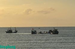 T&agrave;u c&aacute; gặp nạn gần cửa Ro&ograve;n, 4 thuyền vi&ecirc;n bơi v&agrave;o bờ an to&agrave;n