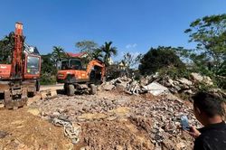 Thu gom 160 tấn r&aacute;c x&acirc;y dựng về ch&ocirc;n lấp ven bờ s&ocirc;ng để... chờ b&aacute;n v&agrave; l&agrave;m b&atilde;i đỗ xe