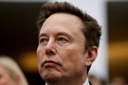 Wall Street Journal: Tỷ ph&uacute; Elon Musk chỉ đạo l&agrave;m chậm dịch vụ Starlink cho qu&acirc;n đội Ukraine