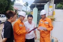 Đề xuất gi&aacute; điện theo giờ: Kh&oacute; chuyển bữa tối sang đ&ecirc;m, hết cao điểm mới tắm
