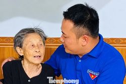 Mẹ Việt Nam Anh h&ugrave;ng 93 tuổi đau đ&aacute;u t&igrave;m h&agrave;i cốt chồng liệt sĩ