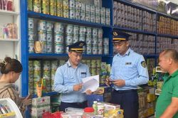 Bị phạt v&igrave; kh&ocirc;ng treo biển cấm b&aacute;n thuốc l&aacute; cho người dưới 18 tuổi