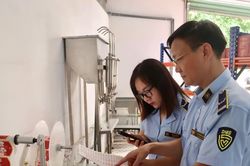 Chi cục quản l&yacute; thị trường H&agrave; Nội: Mạnh tay với rượu giả