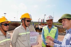Tr&ecirc;n c&ocirc;ng trường đường sắt tốc độ cao H&agrave; Nội - Quảng Ninh
