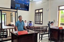 Buộc chấm dứt nu&ocirc;i h&agrave;u tr&aacute;i ph&eacute;p, thu gom 2.400 phao xốp