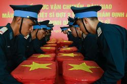H&igrave;nh ảnh 8.453 mẫu h&agrave;i cốt liệt sĩ được chuyển ra H&agrave; Nội: Chuyến bay mang nghĩa đồng b&agrave;o