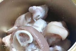 Quản l&yacute; thị trường Lạng Sơn n&oacute;i về vụ mua kh&acirc;u nhục Thất Kh&ecirc;, mở hộp chỉ thấy ch&acirc;n gi&ograve;