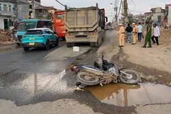 Ng&atilde; ra đường do lao v&agrave;o ổ g&agrave;, nam thanh ni&ecirc;n bị xe ben c&aacute;n tử vong ở H&agrave; Nội