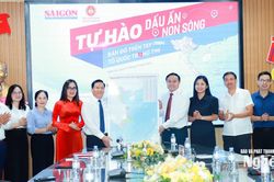 B&aacute;o S&agrave;i G&ograve;n Giải Ph&oacute;ng trao tặng 25 bản đồ Việt Nam cho tỉnh Nghệ An