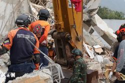 Bốn th&aacute;ng sau động đất, người Venezuela vẫn chưa th&ocirc;i t&igrave;m người th&acirc;n