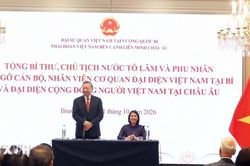 Tổng B&iacute; thư, Chủ tịch nước T&ocirc; L&acirc;m v&agrave; Phu nh&acirc;n gặp đại diện cộng đồng người Việt Nam tại ch&acirc;u &Acirc;u