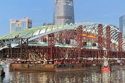 Khoảnh khắc hợp long cầu đi bộ ngh&igrave;n tỷ h&igrave;nh l&aacute; dừa nước bắc qua s&ocirc;ng S&agrave;i G&ograve;n