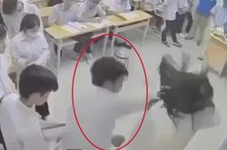 Tạm giữ nam sinh h&agrave;nh hung gi&aacute;o vi&ecirc;n ngay tr&ecirc;n bục giảng