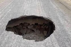 Xuất hiện hố sụt s&acirc;u 3m tr&ecirc;n Quốc lộ 3B, chuy&ecirc;n gia cảnh b&aacute;o g&igrave;?