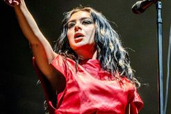Charli XCX hủy concert v&igrave; mất giọng