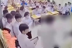Bắt khẩn cấp nam sinh đ&aacute;nh c&ocirc; gi&aacute;o ngay tr&ecirc;n bục giảng