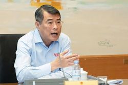 Thủ tướng L&ecirc; Minh Hưng: 'Gi&aacute; thuốc, thiết bị y tế đang bị đẩy l&ecirc;n qu&aacute; cao'
